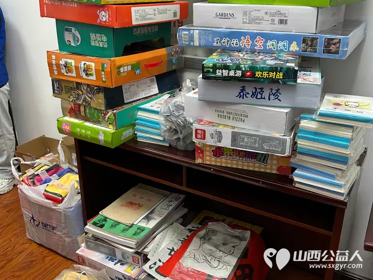 向阳生长“童”样精彩--长治市小雨点公益志愿者协会来到了长治市残疾儿童康复教育中心看望生活在那里的百名“折翼天使为可爱孩子们赠送礼品 - 第30张 - 山西公益人 向阳生长“童”样精彩--长治市小雨点公益志愿者协会来到了长治市残疾儿童康复教育中心看望生活在那里的百名“折翼天使为可爱孩子们赠送礼品 - 第30张