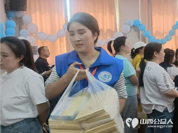 向阳生长“童”样精彩--长治市小雨点公益志愿者协会来到了长治市残疾儿童康复教育中心看望生活在那里的百名“折翼天使为可爱孩子们赠送礼品 - 第29张 - 山西公益人 向阳生长“童”样精彩--长治市小雨点公益志愿者协会来到了长治市残疾儿童康复教育中心看望生活在那里的百名“折翼天使为可爱孩子们赠送礼品 - 第29张