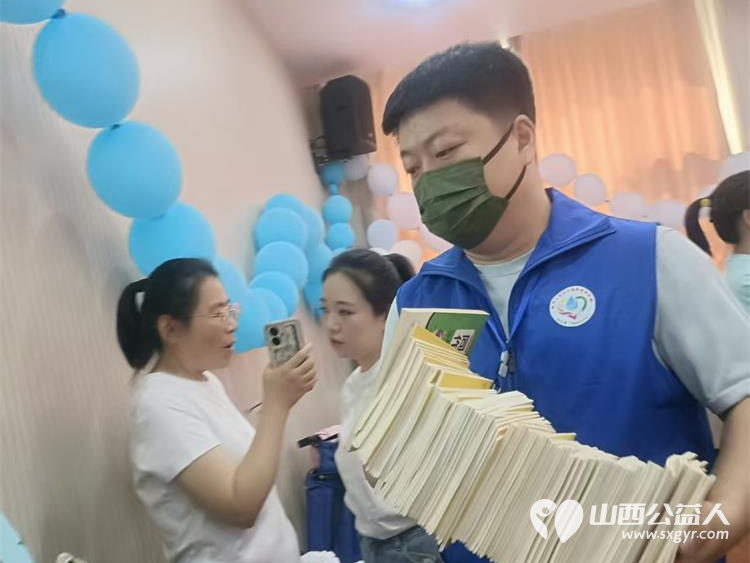 向阳生长“童”样精彩--长治市小雨点公益志愿者协会来到了长治市残疾儿童康复教育中心看望生活在那里的百名“折翼天使为可爱孩子们赠送礼品 - 第27张 - 山西公益人 向阳生长“童”样精彩--长治市小雨点公益志愿者协会来到了长治市残疾儿童康复教育中心看望生活在那里的百名“折翼天使为可爱孩子们赠送礼品 - 第27张