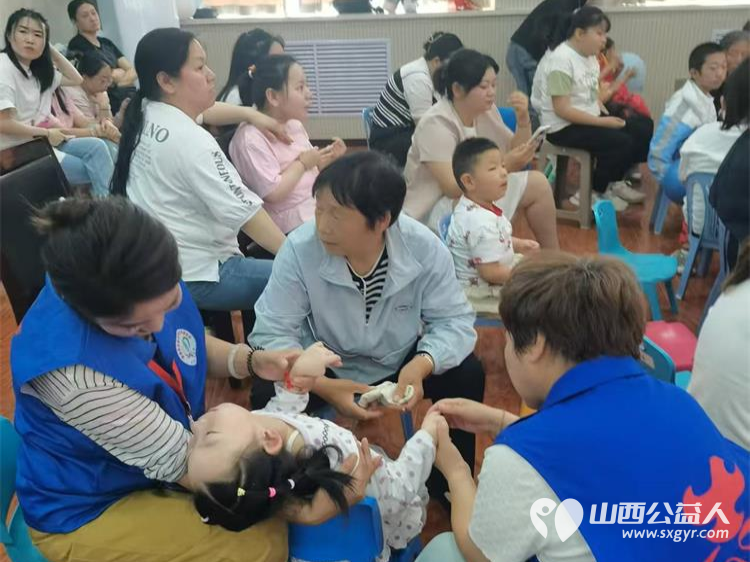 向阳生长“童”样精彩--长治市小雨点公益志愿者协会来到了长治市残疾儿童康复教育中心看望生活在那里的百名“折翼天使为可爱孩子们赠送礼品 - 第19张 - 山西公益人 向阳生长“童”样精彩--长治市小雨点公益志愿者协会来到了长治市残疾儿童康复教育中心看望生活在那里的百名“折翼天使为可爱孩子们赠送礼品 - 第19张