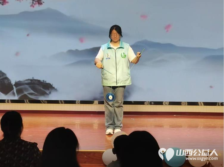 向阳生长“童”样精彩--长治市小雨点公益志愿者协会来到了长治市残疾儿童康复教育中心看望生活在那里的百名“折翼天使为可爱孩子们赠送礼品 - 第12张 - 山西公益人 向阳生长“童”样精彩--长治市小雨点公益志愿者协会来到了长治市残疾儿童康复教育中心看望生活在那里的百名“折翼天使为可爱孩子们赠送礼品 - 第12张