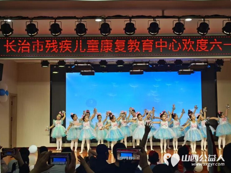 向阳生长“童”样精彩--长治市小雨点公益志愿者协会来到了长治市残疾儿童康复教育中心看望生活在那里的百名“折翼天使为可爱孩子们赠送礼品 - 第4张 - 山西公益人 向阳生长“童”样精彩--长治市小雨点公益志愿者协会来到了长治市残疾儿童康复教育中心看望生活在那里的百名“折翼天使为可爱孩子们赠送礼品 - 第4张