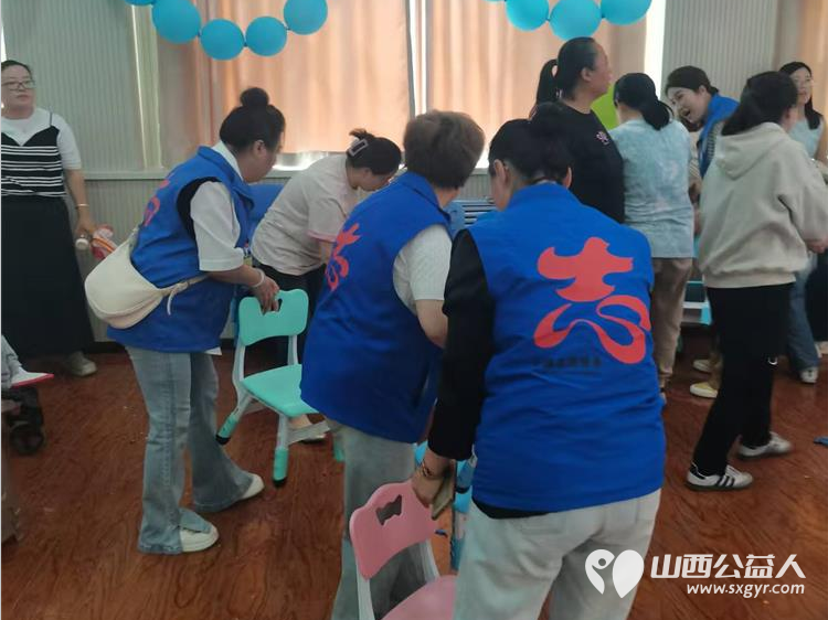 向阳生长“童”样精彩--长治市小雨点公益志愿者协会来到了长治市残疾儿童康复教育中心看望生活在那里的百名“折翼天使为可爱孩子们赠送礼品 - 第28张 - 山西公益人 向阳生长“童”样精彩--长治市小雨点公益志愿者协会来到了长治市残疾儿童康复教育中心看望生活在那里的百名“折翼天使为可爱孩子们赠送礼品 - 第28张