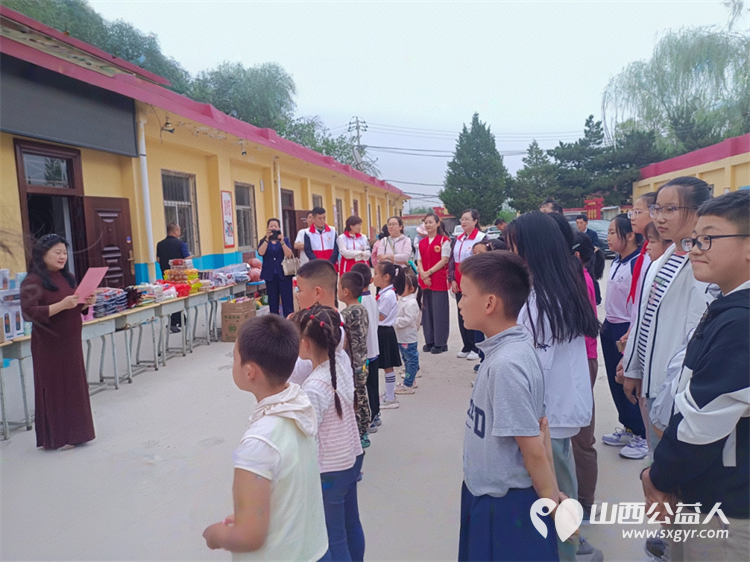 太原市优秀的志愿者王建强带领志愿者去曾经支教的小学赠送六一儿童节学习物资 - 第10张 - 山西公益人 太原市优秀的志愿者王建强带领志愿者去曾经支教的小学赠送六一儿童节学习物资 - 第10张