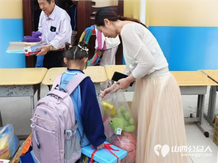 太原市优秀的志愿者王建强带领志愿者去曾经支教的小学赠送六一儿童节学习物资 - 第8张 - 山西公益人 太原市优秀的志愿者王建强带领志愿者去曾经支教的小学赠送六一儿童节学习物资 - 第8张