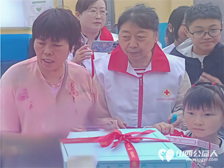 太原市优秀的志愿者王建强带领志愿者去曾经支教的小学赠送六一儿童节学习物资 - 第4张 - 山西公益人 太原市优秀的志愿者王建强带领志愿者去曾经支教的小学赠送六一儿童节学习物资 - 第4张