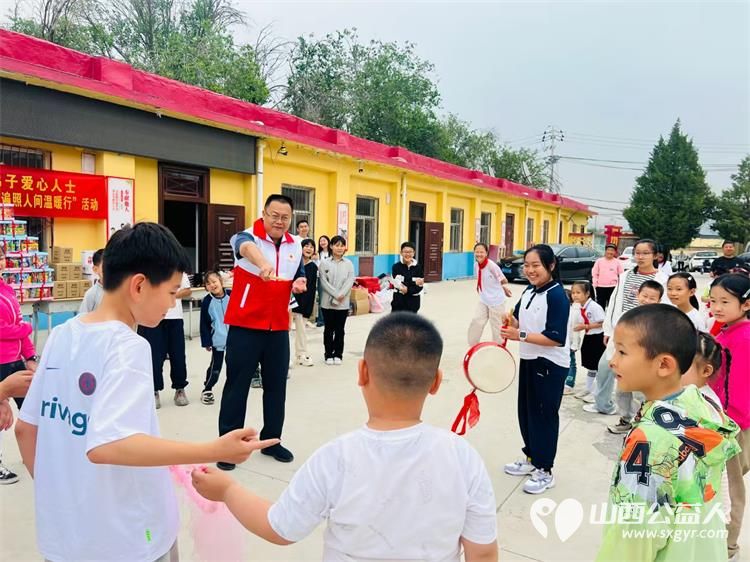 太原市优秀的志愿者王建强带领志愿者去曾经支教的小学赠送六一儿童节学习物资 - 第6张 - 山西公益人 太原市优秀的志愿者王建强带领志愿者去曾经支教的小学赠送六一儿童节学习物资 - 第6张