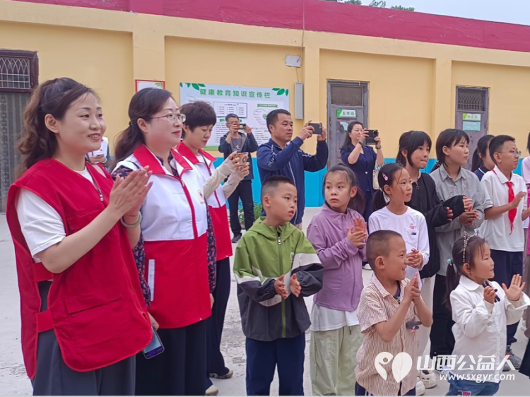 太原市优秀的志愿者王建强带领志愿者去曾经支教的小学赠送六一儿童节学习物资 - 第2张 - 山西公益人 太原市优秀的志愿者王建强带领志愿者去曾经支教的小学赠送六一儿童节学习物资 - 第2张