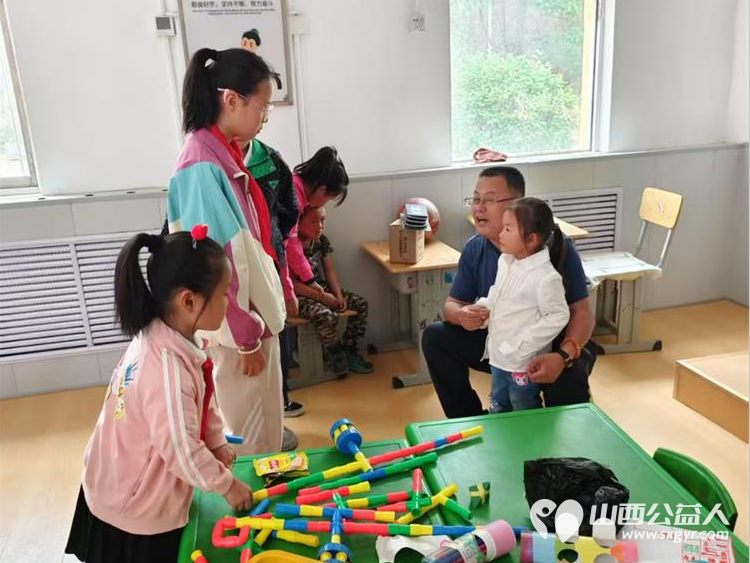 太原市优秀的志愿者王建强带领志愿者去曾经支教的小学赠送六一儿童节学习物资 - 第7张 - 山西公益人 太原市优秀的志愿者王建强带领志愿者去曾经支教的小学赠送六一儿童节学习物资 - 第7张