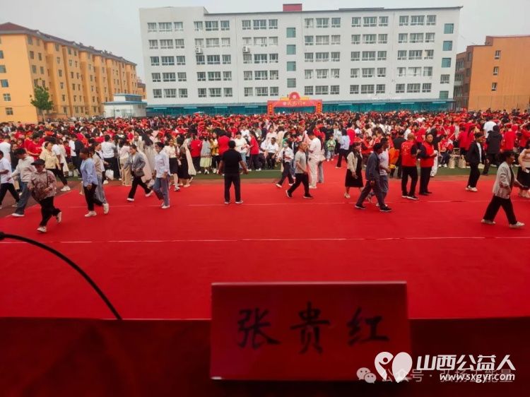 爱心送考公益助力梦想护航爱洒一中----长治市正能量公益协会屯留区办事处志愿者参加屯留一中即将高考的孩子们的2025届高三毕业生的成人礼及毕业典礼 - 第35张 - 山西公益人 爱心送考公益助力梦想护航爱洒一中----长治市正能量公益协会屯留区办事处志愿者参加屯留一中即将高考的孩子们的2025届高三毕业生的成人礼及毕业典礼 - 第35张