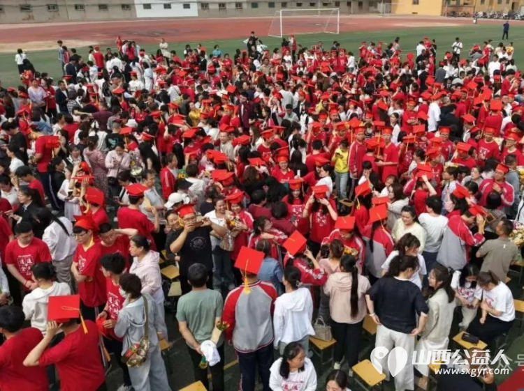 爱心送考公益助力梦想护航爱洒一中----长治市正能量公益协会屯留区办事处志愿者参加屯留一中即将高考的孩子们的2025届高三毕业生的成人礼及毕业典礼 - 第37张 - 山西公益人 爱心送考公益助力梦想护航爱洒一中----长治市正能量公益协会屯留区办事处志愿者参加屯留一中即将高考的孩子们的2025届高三毕业生的成人礼及毕业典礼 - 第37张
