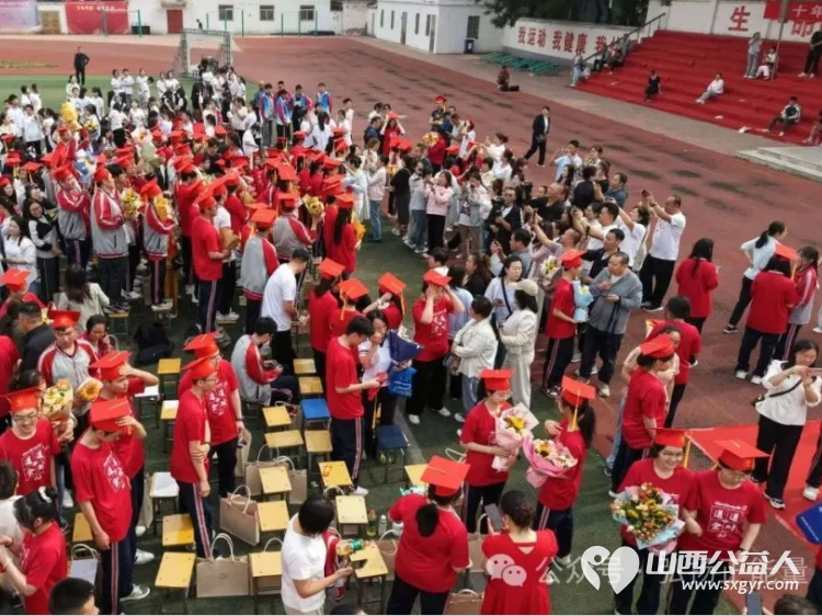 爱心送考公益助力梦想护航爱洒一中----长治市正能量公益协会屯留区办事处志愿者参加屯留一中即将高考的孩子们的2025届高三毕业生的成人礼及毕业典礼 - 第36张 - 山西公益人 爱心送考公益助力梦想护航爱洒一中----长治市正能量公益协会屯留区办事处志愿者参加屯留一中即将高考的孩子们的2025届高三毕业生的成人礼及毕业典礼 - 第36张