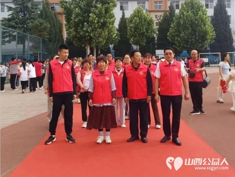 爱心送考公益助力梦想护航爱洒一中----长治市正能量公益协会屯留区办事处志愿者参加屯留一中即将高考的孩子们的2025届高三毕业生的成人礼及毕业典礼 - 第25张 - 山西公益人 爱心送考公益助力梦想护航爱洒一中----长治市正能量公益协会屯留区办事处志愿者参加屯留一中即将高考的孩子们的2025届高三毕业生的成人礼及毕业典礼 - 第25张