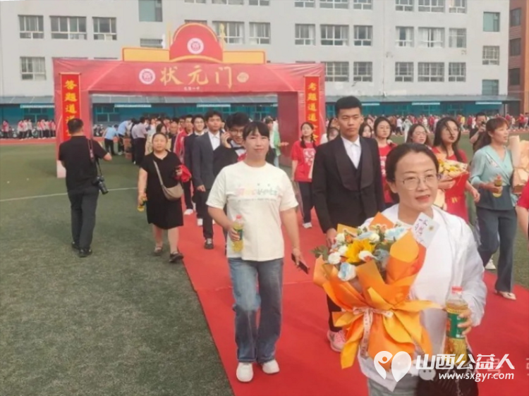 爱心送考公益助力梦想护航爱洒一中----长治市正能量公益协会屯留区办事处志愿者参加屯留一中即将高考的孩子们的2025届高三毕业生的成人礼及毕业典礼 - 第7张 - 山西公益人 爱心送考公益助力梦想护航爱洒一中----长治市正能量公益协会屯留区办事处志愿者参加屯留一中即将高考的孩子们的2025届高三毕业生的成人礼及毕业典礼 - 第7张