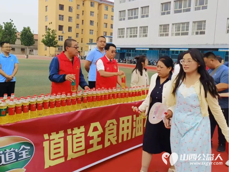 爱心送考公益助力梦想护航爱洒一中----长治市正能量公益协会屯留区办事处志愿者参加屯留一中即将高考的孩子们的2025届高三毕业生的成人礼及毕业典礼 - 第21张 - 山西公益人 爱心送考公益助力梦想护航爱洒一中----长治市正能量公益协会屯留区办事处志愿者参加屯留一中即将高考的孩子们的2025届高三毕业生的成人礼及毕业典礼 - 第21张