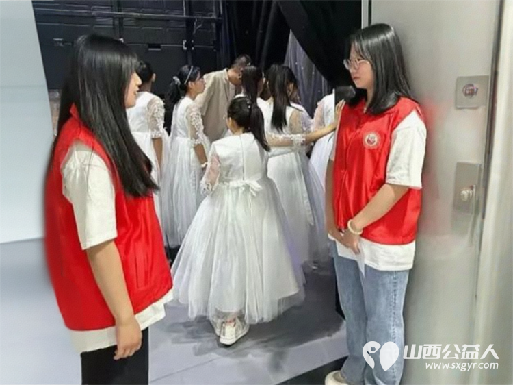 志愿微光汇童梦共赴六一心舞台 介休市北关街道彦博路社区志愿者协会组织志愿者为介休市六一少儿艺术精品文艺晚会提供志愿服务 - 第6张 - 山西公益人 志愿微光汇童梦共赴六一心舞台 介休市北关街道彦博路社区志愿者协会组织志愿者为介休市六一少儿艺术精品文艺晚会提供志愿服务 - 第6张