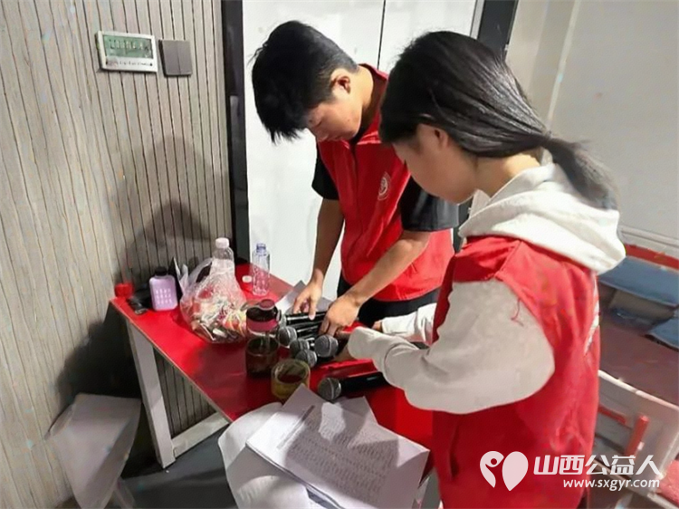 志愿微光汇童梦共赴六一心舞台 介休市北关街道彦博路社区志愿者协会组织志愿者为介休市六一少儿艺术精品文艺晚会提供志愿服务 - 第10张 - 山西公益人 志愿微光汇童梦共赴六一心舞台 介休市北关街道彦博路社区志愿者协会组织志愿者为介休市六一少儿艺术精品文艺晚会提供志愿服务 - 第10张