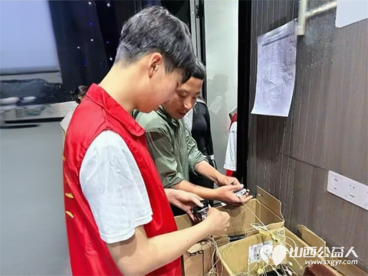 志愿微光汇童梦共赴六一心舞台 介休市北关街道彦博路社区志愿者协会组织志愿者为介休市六一少儿艺术精品文艺晚会提供志愿服务 - 第9张 - 山西公益人 志愿微光汇童梦共赴六一心舞台 介休市北关街道彦博路社区志愿者协会组织志愿者为介休市六一少儿艺术精品文艺晚会提供志愿服务 - 第9张