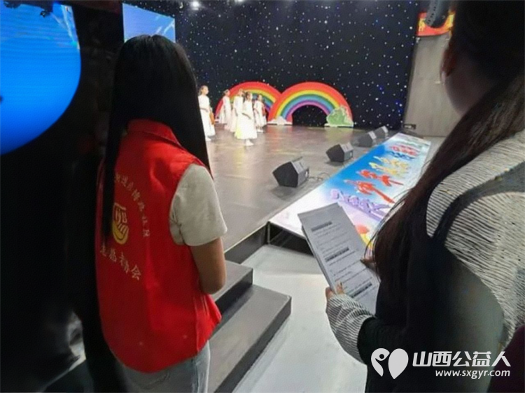 志愿微光汇童梦共赴六一心舞台 介休市北关街道彦博路社区志愿者协会组织志愿者为介休市六一少儿艺术精品文艺晚会提供志愿服务 - 第8张 - 山西公益人 志愿微光汇童梦共赴六一心舞台 介休市北关街道彦博路社区志愿者协会组织志愿者为介休市六一少儿艺术精品文艺晚会提供志愿服务 - 第8张