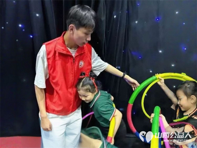 志愿微光汇童梦共赴六一心舞台 介休市北关街道彦博路社区志愿者协会组织志愿者为介休市六一少儿艺术精品文艺晚会提供志愿服务 - 第5张 - 山西公益人 志愿微光汇童梦共赴六一心舞台 介休市北关街道彦博路社区志愿者协会组织志愿者为介休市六一少儿艺术精品文艺晚会提供志愿服务 - 第5张