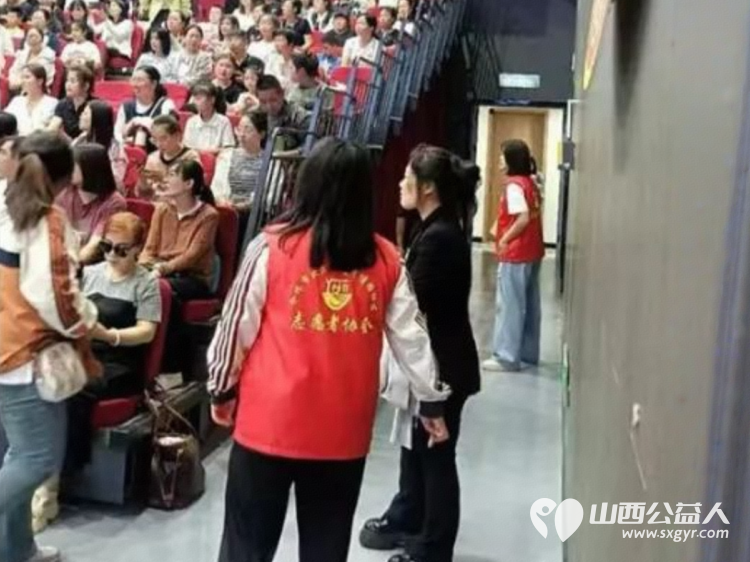 志愿微光汇童梦共赴六一心舞台 介休市北关街道彦博路社区志愿者协会组织志愿者为介休市六一少儿艺术精品文艺晚会提供志愿服务 - 第7张 - 山西公益人 志愿微光汇童梦共赴六一心舞台 介休市北关街道彦博路社区志愿者协会组织志愿者为介休市六一少儿艺术精品文艺晚会提供志愿服务 - 第7张