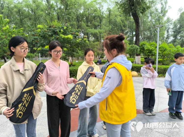 岚县公益365爱心协会东村社区壹基金儿童服务站粽叶飘香迎端午爱心传递暖童心给孩子们发放六一儿童节微心愿礼物 - 第4张 - 山西公益人 岚县公益365爱心协会东村社区壹基金儿童服务站粽叶飘香迎端午爱心传递暖童心给孩子们发放六一儿童节微心愿礼物 - 第4张