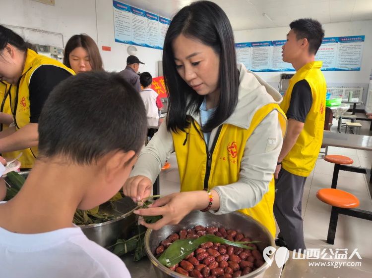 岚县公益365爱心协会东村社区壹基金儿童服务站粽叶飘香迎端午爱心传递暖童心给孩子们发放六一儿童节微心愿礼物 - 第3张 - 山西公益人 岚县公益365爱心协会东村社区壹基金儿童服务站粽叶飘香迎端午爱心传递暖童心给孩子们发放六一儿童节微心愿礼物 - 第3张