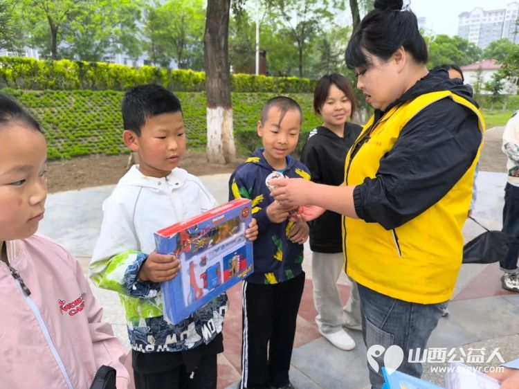 岚县公益365爱心协会东村社区壹基金儿童服务站粽叶飘香迎端午爱心传递暖童心给孩子们发放六一儿童节微心愿礼物 - 第5张 - 山西公益人 岚县公益365爱心协会东村社区壹基金儿童服务站粽叶飘香迎端午爱心传递暖童心给孩子们发放六一儿童节微心愿礼物 - 第5张