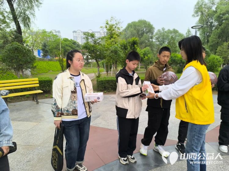 岚县公益365爱心协会东村社区壹基金儿童服务站粽叶飘香迎端午爱心传递暖童心给孩子们发放六一儿童节微心愿礼物 - 第6张 - 山西公益人 岚县公益365爱心协会东村社区壹基金儿童服务站粽叶飘香迎端午爱心传递暖童心给孩子们发放六一儿童节微心愿礼物 - 第6张