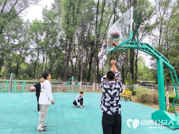 岚县公益365爱心协会东村社区壹基金儿童服务站粽叶飘香迎端午爱心传递暖童心给孩子们发放六一儿童节微心愿礼物 - 第10张 - 山西公益人 岚县公益365爱心协会东村社区壹基金儿童服务站粽叶飘香迎端午爱心传递暖童心给孩子们发放六一儿童节微心愿礼物 - 第10张