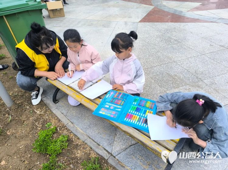 岚县公益365爱心协会东村社区壹基金儿童服务站粽叶飘香迎端午爱心传递暖童心给孩子们发放六一儿童节微心愿礼物 - 第8张 - 山西公益人 岚县公益365爱心协会东村社区壹基金儿童服务站粽叶飘香迎端午爱心传递暖童心给孩子们发放六一儿童节微心愿礼物 - 第8张