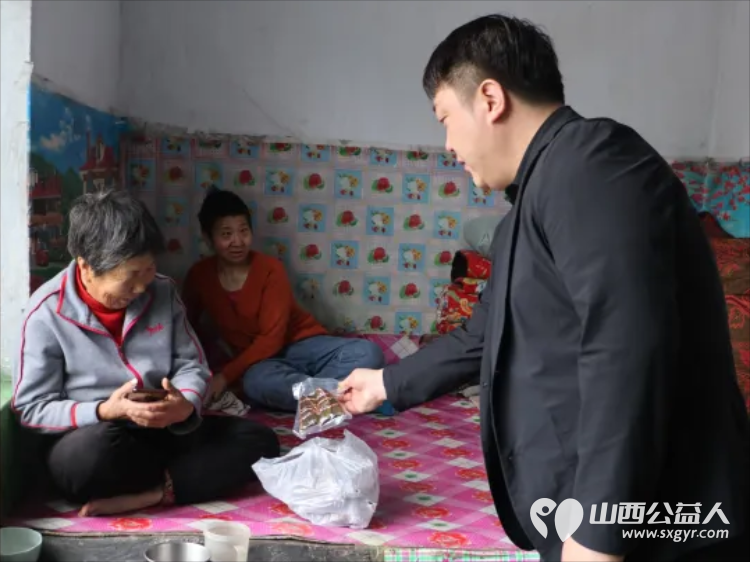 粽糯传香暖人心端午慰问显真情----浑源县青年志愿者协会开展慰问大仁庄乡杨湾村的生活困难老人志愿服务活动 - 第4张 - 山西公益人 粽糯传香暖人心端午慰问显真情----浑源县青年志愿者协会开展慰问大仁庄乡杨湾村的生活困难老人志愿服务活动 - 第4张