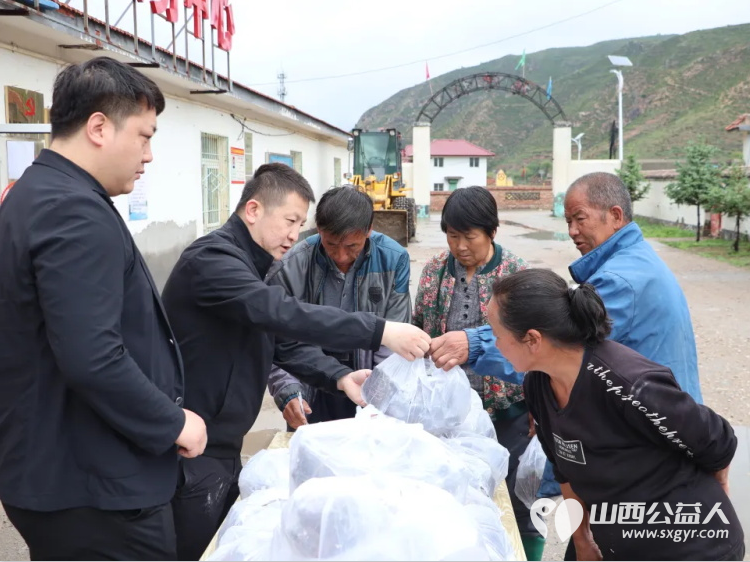 粽糯传香暖人心端午慰问显真情----浑源县青年志愿者协会开展慰问大仁庄乡杨湾村的生活困难老人志愿服务活动 - 第2张 - 山西公益人 粽糯传香暖人心端午慰问显真情----浑源县青年志愿者协会开展慰问大仁庄乡杨湾村的生活困难老人志愿服务活动 - 第2张