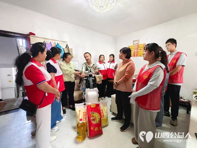 长治市屯留区红十字会志愿者服务队开展端午节送温暖活动在羿神社区为独居老人等特殊群体送上慰问物资 - 第3张 - 山西公益人 长治市屯留区红十字会志愿者服务队开展端午节送温暖活动在羿神社区为独居老人等特殊群体送上慰问物资 - 第3张