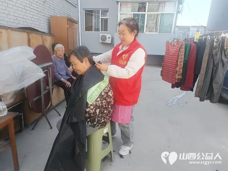 2025年6月2日忻州红色志愿者常俊丽爱心从头开始服务传递温情----在忻府区龙岗社区龙岗小区开展义剪活动 - 第1张 - 山西公益人 2025年6月2日忻州红色志愿者常俊丽爱心从头开始服务传递温情----在忻府区龙岗社区龙岗小区开展义剪活动 - 第1张