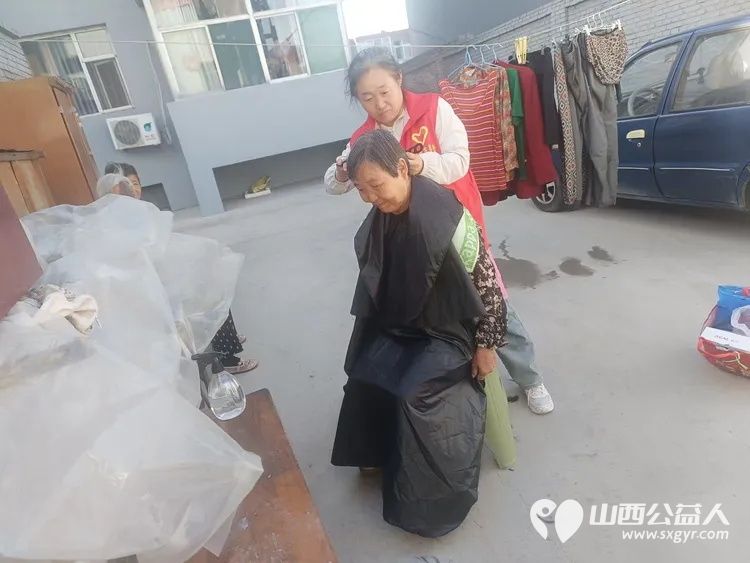 2025年6月2日忻州红色志愿者常俊丽爱心从头开始服务传递温情----在忻府区龙岗社区龙岗小区开展义剪活动 - 第2张 - 山西公益人 2025年6月2日忻州红色志愿者常俊丽爱心从头开始服务传递温情----在忻府区龙岗社区龙岗小区开展义剪活动 - 第2张