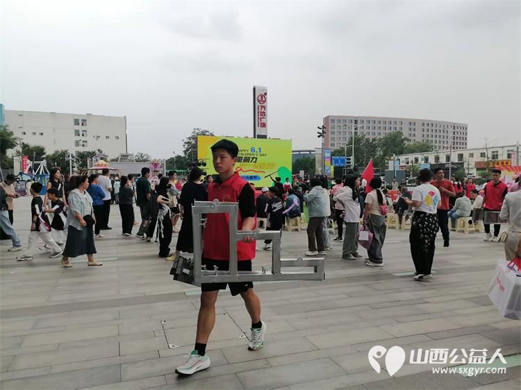当歌声与志愿红相遇 长治市阳光困境儿童帮扶协会助力贝森杯合唱大赛圆满成功,协会给贝森口腔医院和爱尔眼科医院赠送感谢锦旗 - 第16张 - 山西公益人 当歌声与志愿红相遇 长治市阳光困境儿童帮扶协会助力贝森杯合唱大赛圆满成功,协会给贝森口腔医院和爱尔眼科医院赠送感谢锦旗 - 第16张