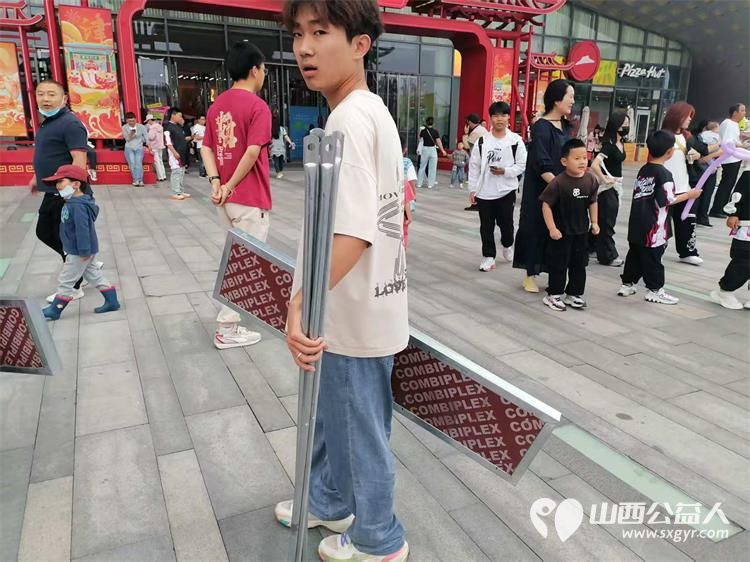 当歌声与志愿红相遇 长治市阳光困境儿童帮扶协会助力贝森杯合唱大赛圆满成功,协会给贝森口腔医院和爱尔眼科医院赠送感谢锦旗 - 第15张 - 山西公益人 当歌声与志愿红相遇 长治市阳光困境儿童帮扶协会助力贝森杯合唱大赛圆满成功,协会给贝森口腔医院和爱尔眼科医院赠送感谢锦旗 - 第15张