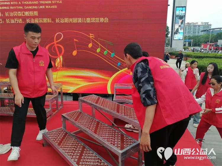 当歌声与志愿红相遇 长治市阳光困境儿童帮扶协会助力贝森杯合唱大赛圆满成功,协会给贝森口腔医院和爱尔眼科医院赠送感谢锦旗 - 第10张 - 山西公益人 当歌声与志愿红相遇 长治市阳光困境儿童帮扶协会助力贝森杯合唱大赛圆满成功,协会给贝森口腔医院和爱尔眼科医院赠送感谢锦旗 - 第10张