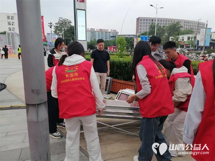 当歌声与志愿红相遇 长治市阳光困境儿童帮扶协会助力贝森杯合唱大赛圆满成功,协会给贝森口腔医院和爱尔眼科医院赠送感谢锦旗 - 第9张 - 山西公益人 当歌声与志愿红相遇 长治市阳光困境儿童帮扶协会助力贝森杯合唱大赛圆满成功,协会给贝森口腔医院和爱尔眼科医院赠送感谢锦旗 - 第9张