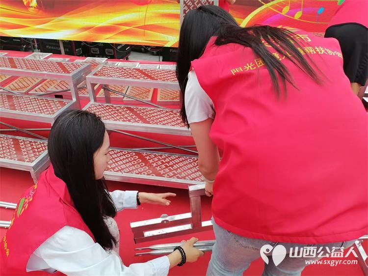 当歌声与志愿红相遇 长治市阳光困境儿童帮扶协会助力贝森杯合唱大赛圆满成功,协会给贝森口腔医院和爱尔眼科医院赠送感谢锦旗 - 第5张 - 山西公益人 当歌声与志愿红相遇 长治市阳光困境儿童帮扶协会助力贝森杯合唱大赛圆满成功,协会给贝森口腔医院和爱尔眼科医院赠送感谢锦旗 - 第5张