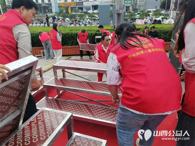 当歌声与志愿红相遇 长治市阳光困境儿童帮扶协会助力贝森杯合唱大赛圆满成功,协会给贝森口腔医院和爱尔眼科医院赠送感谢锦旗 - 第3张 - 山西公益人 当歌声与志愿红相遇 长治市阳光困境儿童帮扶协会助力贝森杯合唱大赛圆满成功,协会给贝森口腔医院和爱尔眼科医院赠送感谢锦旗 - 第3张