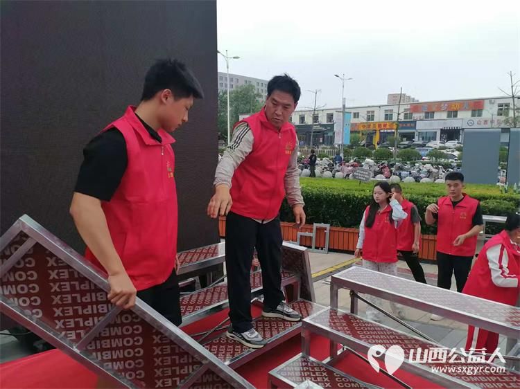 当歌声与志愿红相遇 长治市阳光困境儿童帮扶协会助力贝森杯合唱大赛圆满成功,协会给贝森口腔医院和爱尔眼科医院赠送感谢锦旗 - 第4张 - 山西公益人 当歌声与志愿红相遇 长治市阳光困境儿童帮扶协会助力贝森杯合唱大赛圆满成功,协会给贝森口腔医院和爱尔眼科医院赠送感谢锦旗 - 第4张