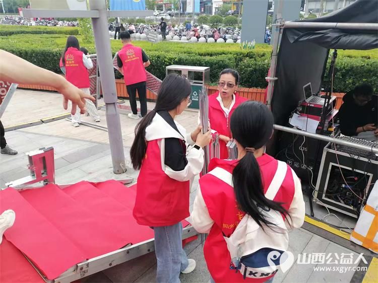 当歌声与志愿红相遇 长治市阳光困境儿童帮扶协会助力贝森杯合唱大赛圆满成功,协会给贝森口腔医院和爱尔眼科医院赠送感谢锦旗 - 第2张 - 山西公益人 当歌声与志愿红相遇 长治市阳光困境儿童帮扶协会助力贝森杯合唱大赛圆满成功,协会给贝森口腔医院和爱尔眼科医院赠送感谢锦旗 - 第2张