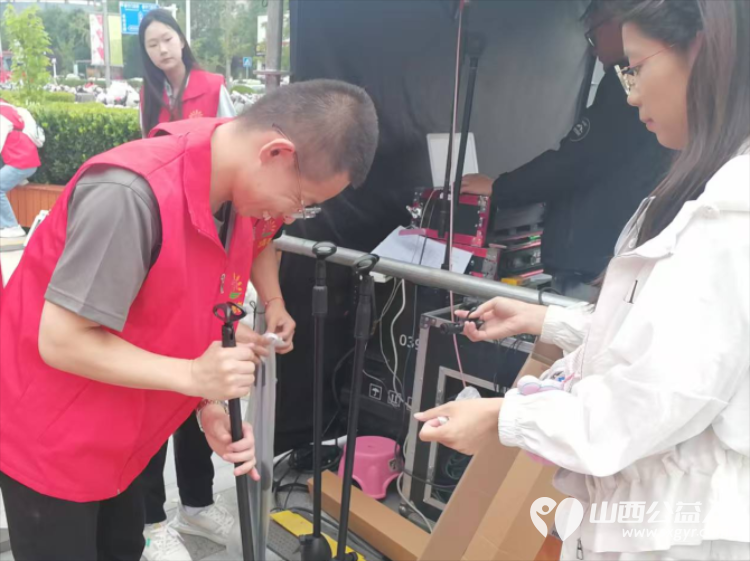 当歌声与志愿红相遇 长治市阳光困境儿童帮扶协会助力贝森杯合唱大赛圆满成功,协会给贝森口腔医院和爱尔眼科医院赠送感谢锦旗 - 第20张 - 山西公益人 当歌声与志愿红相遇 长治市阳光困境儿童帮扶协会助力贝森杯合唱大赛圆满成功,协会给贝森口腔医院和爱尔眼科医院赠送感谢锦旗 - 第20张