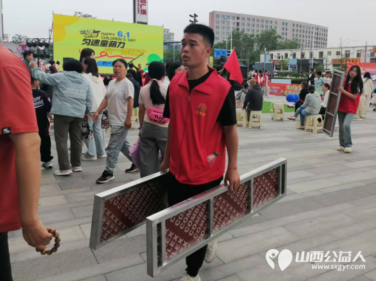 当歌声与志愿红相遇 长治市阳光困境儿童帮扶协会助力贝森杯合唱大赛圆满成功,协会给贝森口腔医院和爱尔眼科医院赠送感谢锦旗 - 第19张 - 山西公益人 当歌声与志愿红相遇 长治市阳光困境儿童帮扶协会助力贝森杯合唱大赛圆满成功,协会给贝森口腔医院和爱尔眼科医院赠送感谢锦旗 - 第19张