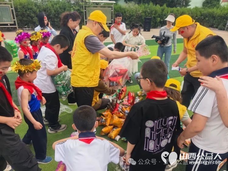 童心同行快乐六一 河曲县爱华公益志愿者带着翟戎剑和翟柯雯压岁钱2000元前往巡镇小学和孩子们一起过六一购买了学习用品及生活用品 - 第10张 - 山西公益人 童心同行快乐六一 河曲县爱华公益志愿者带着翟戎剑和翟柯雯压岁钱2000元前往巡镇小学和孩子们一起过六一购买了学习用品及生活用品 - 第10张