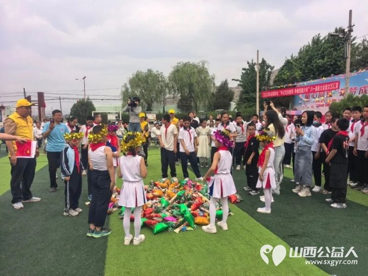 童心同行快乐六一 河曲县爱华公益志愿者带着翟戎剑和翟柯雯压岁钱2000元前往巡镇小学和孩子们一起过六一购买了学习用品及生活用品 - 第7张 - 山西公益人 童心同行快乐六一 河曲县爱华公益志愿者带着翟戎剑和翟柯雯压岁钱2000元前往巡镇小学和孩子们一起过六一购买了学习用品及生活用品 - 第7张
