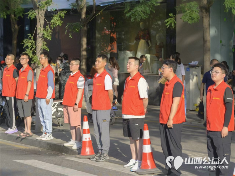 太原市志愿小分队与太钢公益联盟的统筹组织下太钢的青年志愿者齐聚太原市第十五中学高考考点服务高考考生 - 第12张