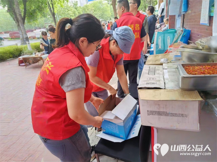 太原市志愿小分队与太钢公益联盟的统筹组织下太钢的青年志愿者齐聚太原市第十五中学高考考点服务高考考生 - 第16张